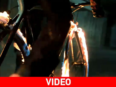 Ένας… πυρομανής ποδηλάτης